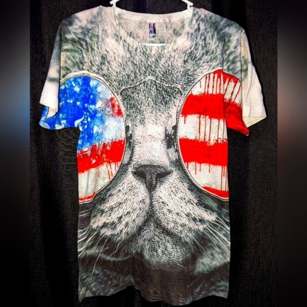 NWOT perfect for the 4th! Electro Threads patriotic cat tee. Women's‎ small.